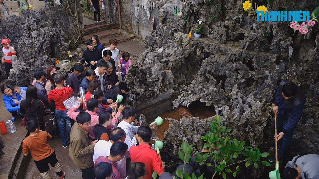 'Giếng tiên' thu hút hàng ngàn du khách nữ dịp tết