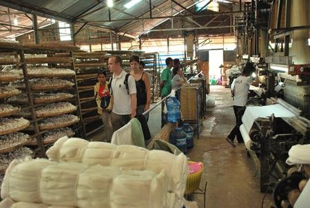 Xưởng ươm tơ dệt lụa hút khách tham quan ở Đà Lạt