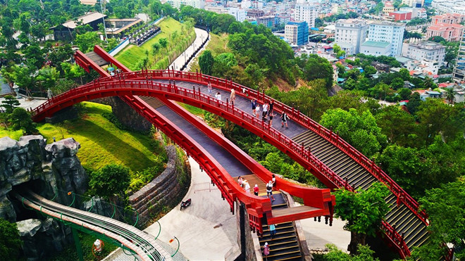 Ngắm cầu Koi lãng mạn giữa lòng Hạ Long