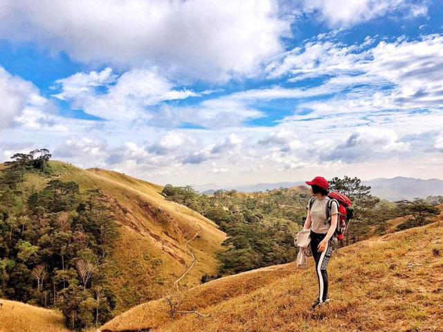 Mê mẩn với mùa cỏ cháy ở “cung đường trekking đẹp nhất Việt Nam”