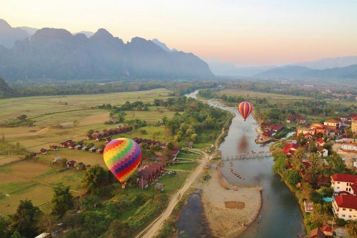 Khám phá thị trấn Vang Vieng đẹp tựa tranh vẽ, được ví như 'Maldives xứ Lào'