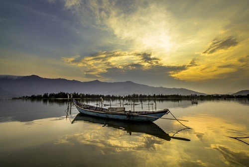 Ngay gần Lăng Cô có một đầm nước đẹp chẳng khác gì đảo Điệp Sơn