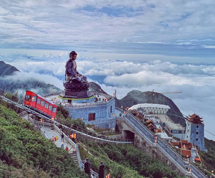 Những điều kỳ thú trong hành trình lên non bái Phật trên đỉnh 'nóc nhà Đông Dương'