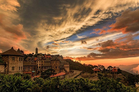 Bà Nà về đêm có gì níu chân du khách?