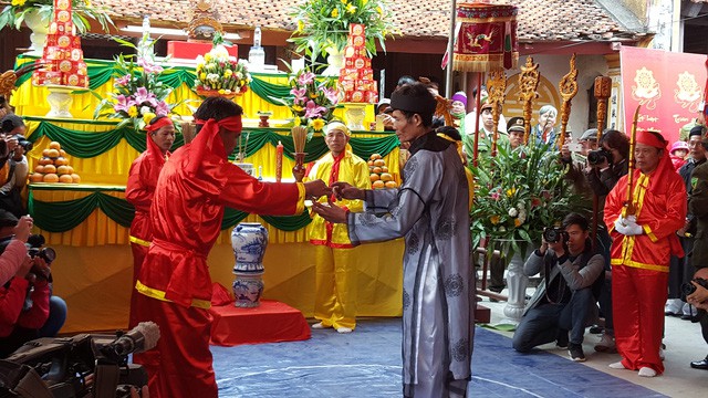 Kỳ lạ lễ hội phồn thực và trai giả gái “độc nhất” ở Việt Nam