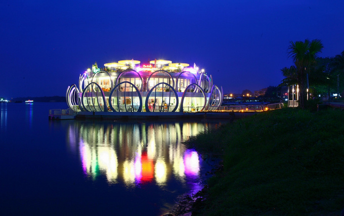 Nhà hàng hình bông sen khổng lồ nằm trên sông Hương