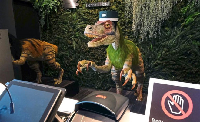 Bất ngờ khủng long đến làm lễ tân cho khách sạn Nhật Bản