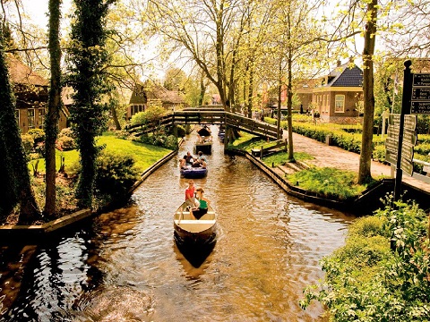 Ngôi làng cổ tích Giethoorn không có đèn giao thông