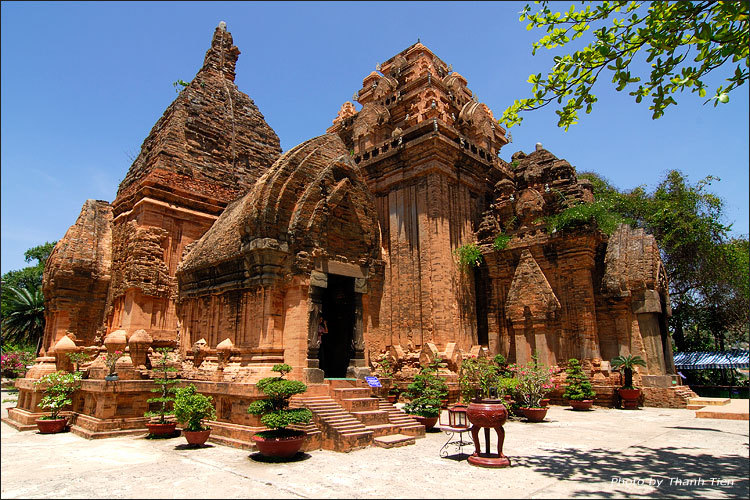 Nét đẹp Chăm trong không gian tháp cổ nghìn tuổi