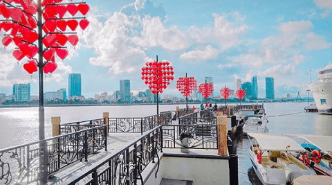 Trao nhau lời hẹn thề bên bờ sông Hàn thơ mộng tại cầu Tình Yêu lãng mạn