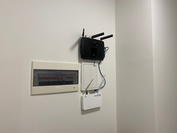 Cách treo modem wifi lên tường dễ dàng đảm bảo độ phủ sóng tốt
