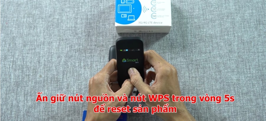 Hướng dẫn reset bộ phát Wifi ZTE MF65 bằng cách giữ nút nguồn và nút WPS trong 5 giây để khôi phục cài đặt mặc định