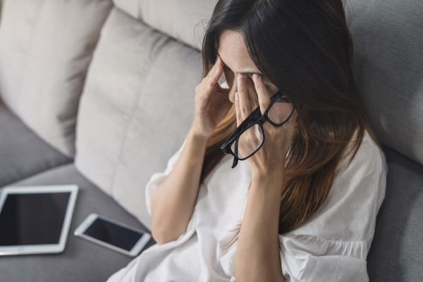Khi ngồi gần cục wifi quá lâu sóng wifi sẽ làm bạn cảm thấy đau đầu và chóng mặt