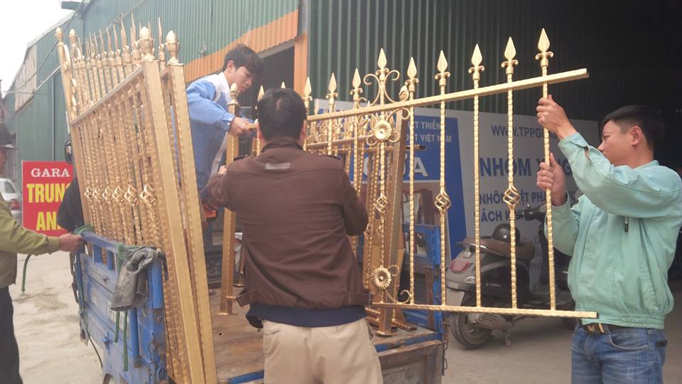 bao-gia-lam-cau-thang-sat-hang-rao-sat-lan-can-sat-ban-cong-sat