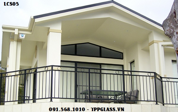 bao-gia-lam-cau-thang-sat-hang-rao-sat-lan-can-sat-ban-cong-sat