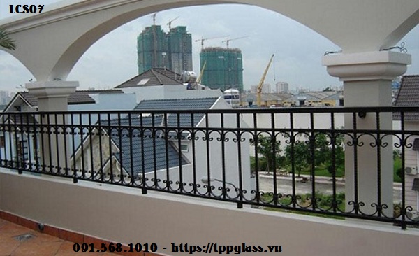 bao-gia-lam-lan-can-ban-cong-sat-nghe-thuat-tai-ha-noi