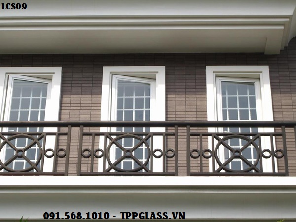 bao-gia-lam-cau-thang-sat-hang-rao-sat-lan-can-sat-ban-cong-sat