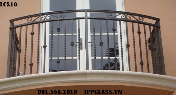 bao-gia-lam-cau-thang-sat-hang-rao-sat-lan-can-sat-ban-cong-sat