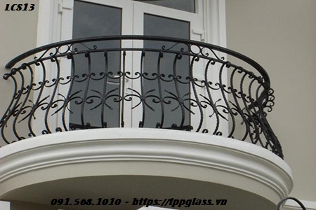 bao-gia-lam-cau-thang-sat-hang-rao-sat-lan-can-sat-ban-cong-sat