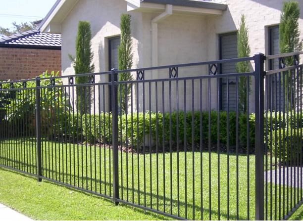 bao-gia-lam-cau-thang-sat-hang-rao-sat-lan-can-sat-ban-cong-sat