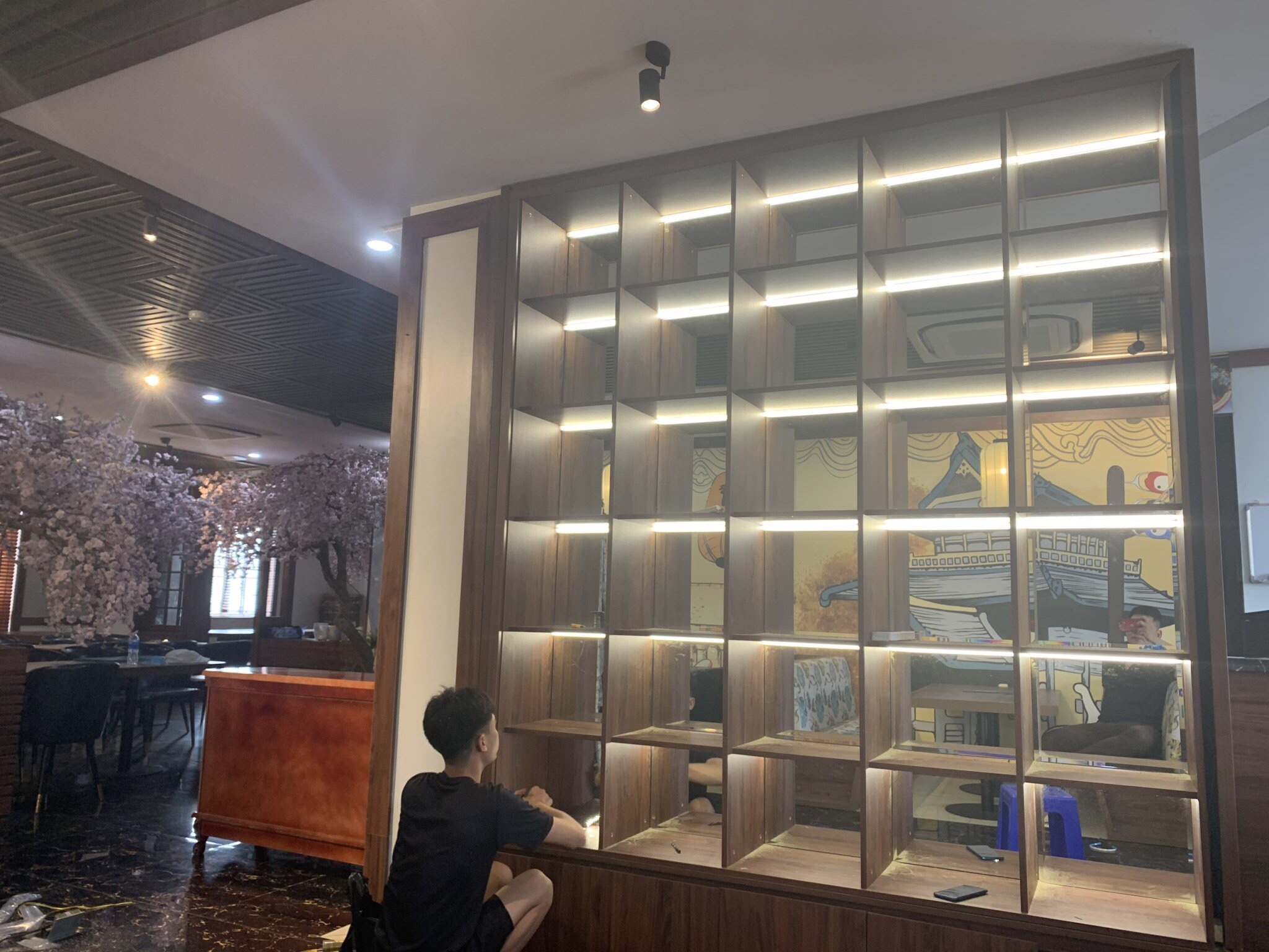 ha-noi-ho-chi-minh-thiet-ke-thi-cong-noi-that-tu-ke-trung-bay-shop-my-pham-tppnoithat