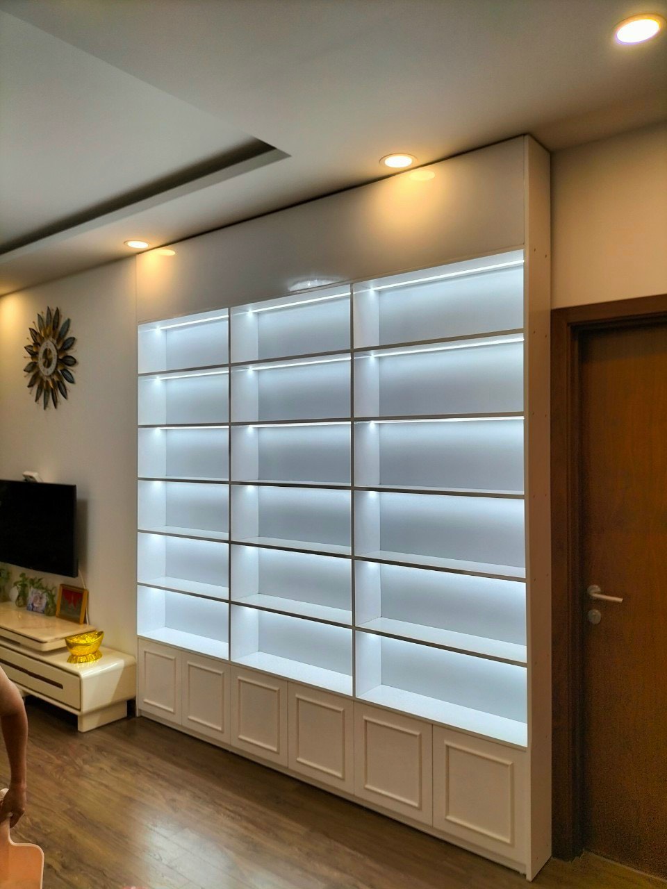 Cach-thiet-ke-trung-bay-shop-my-pham-dep-thu-hut-khach-hang-tppnoithat-ha-noi-hcm