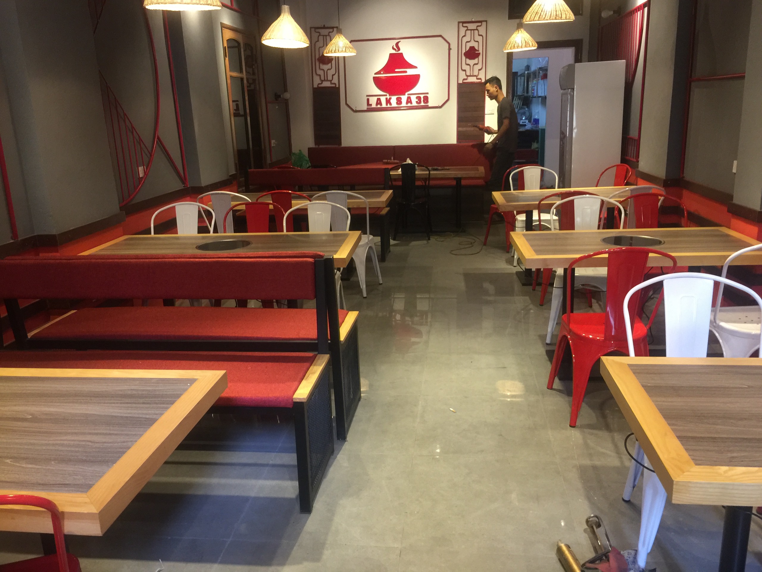nhung-mau-ban-ghe-cafe-tra-sua-sang-trong-nhat-tai-ha-noi-hien-nay