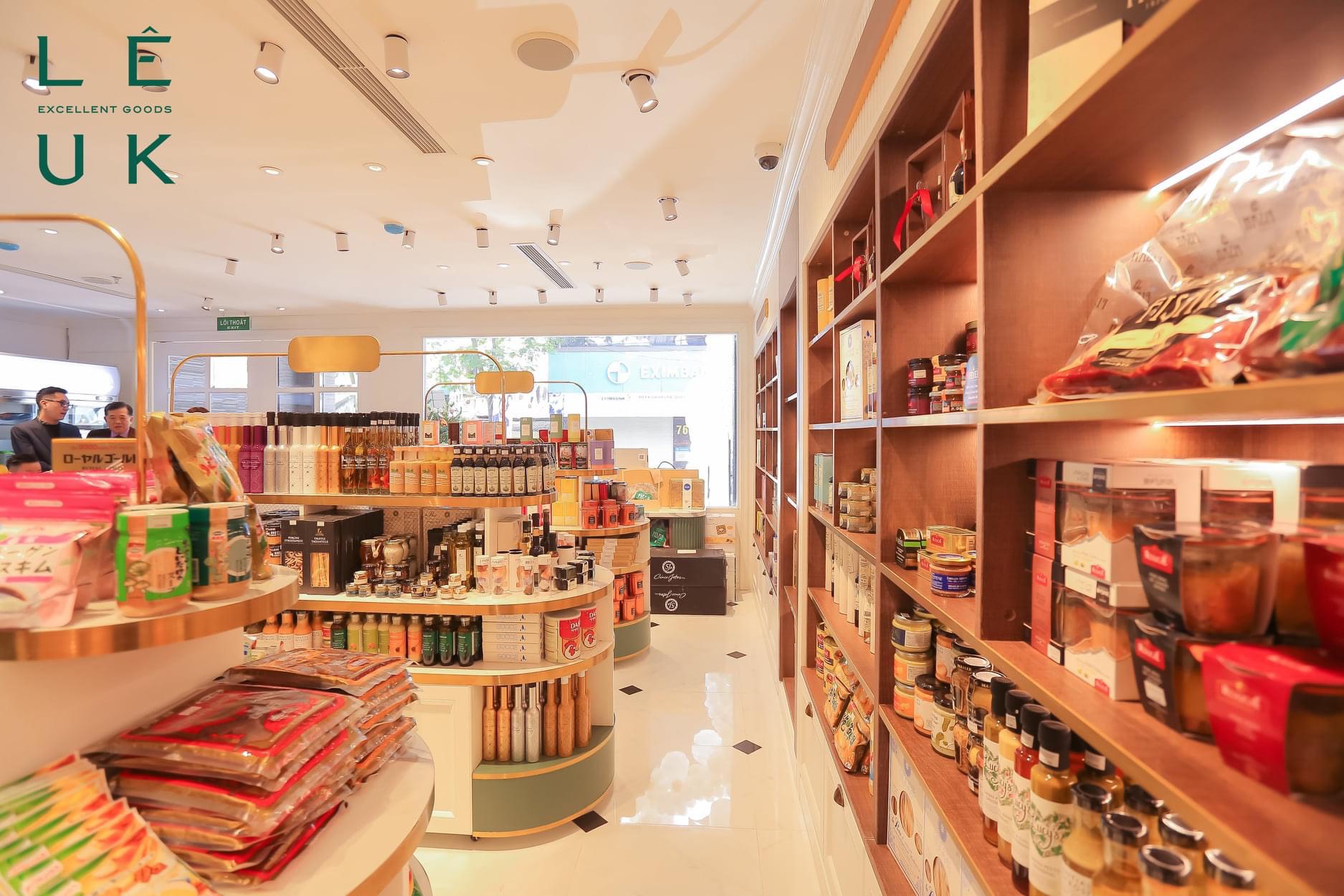 thiet-ke-thi-cong-noi-that-tu-ke-trung-bay-shop-my-pham-tpp
