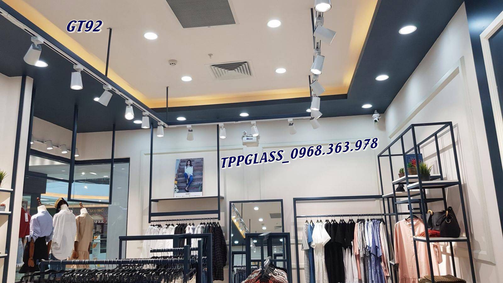 xuong-noi-that-chuyen-san-xuat-thiet-ke-shop-quan-ao-tai-ha-noi-ho-chi-minh