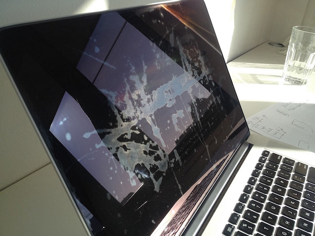 Apple thay miễn phí màn hình Macbook bị bong lớp chống loá