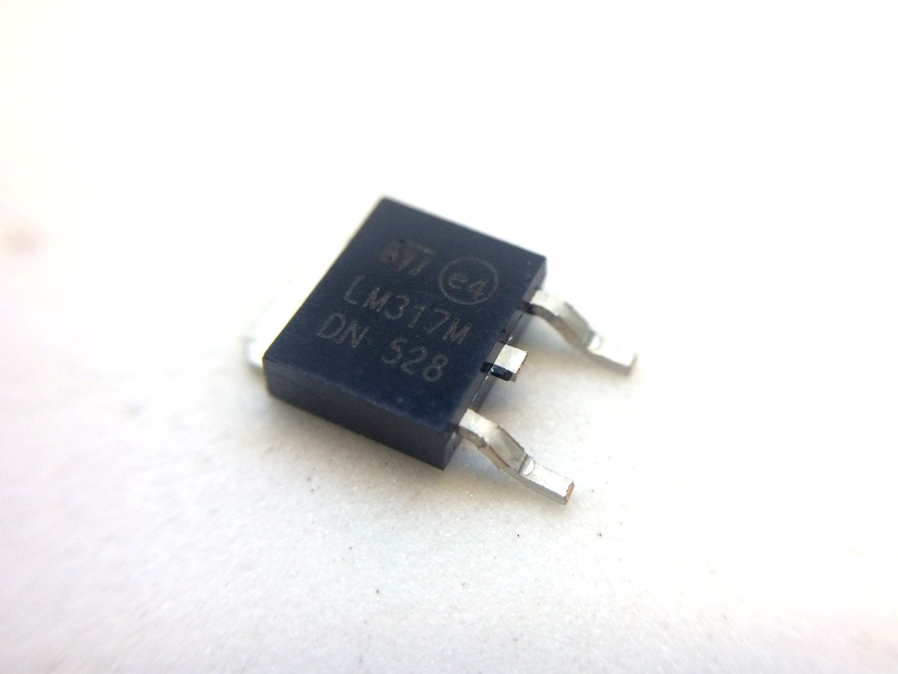 IC ổn định điện áp tuyến tính LM 317