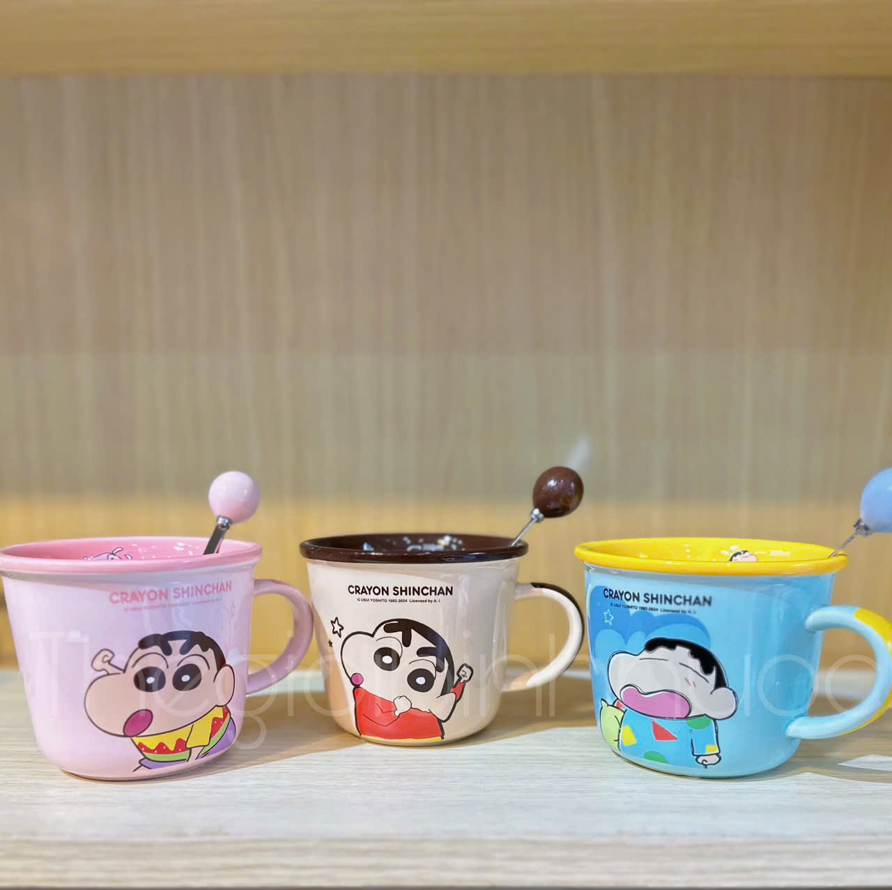 Ly Sứ Shin Cậu Bé Bút Chì Kèm Muỗng 350ML