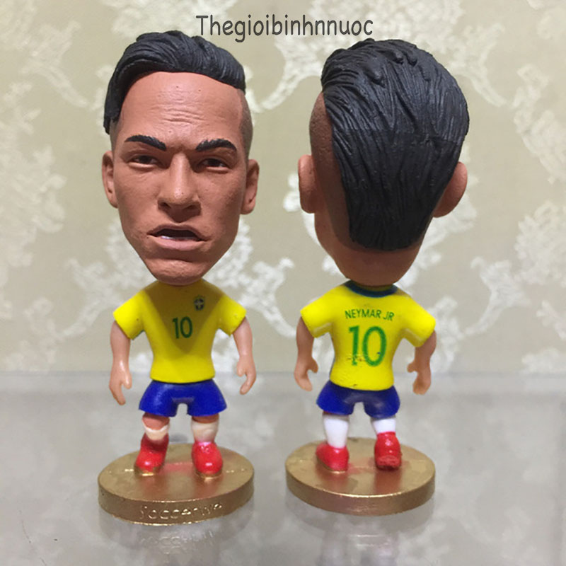 Tượng cầu thủ Neymar  Lưu niệm bóng đá