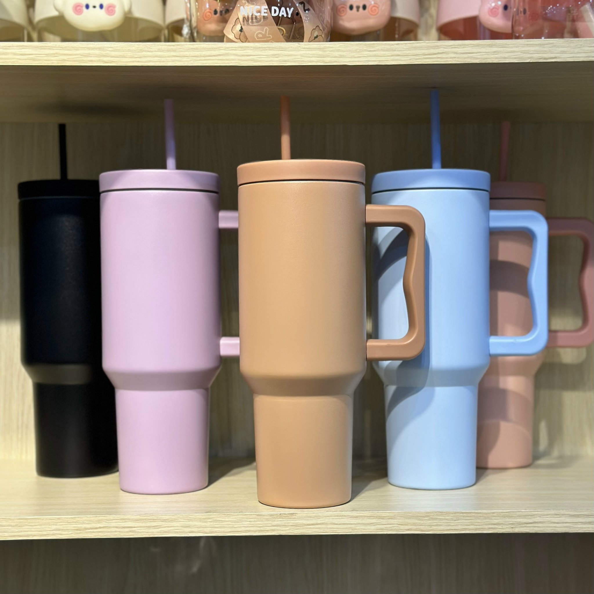 LY GIỮ NHIỆT CÓ QUAI CẦM MÀU PASTEL 1L2 40OZ TẶNG KÈM ỐNG HÚT B519 – Thế Giới Bình Nước
