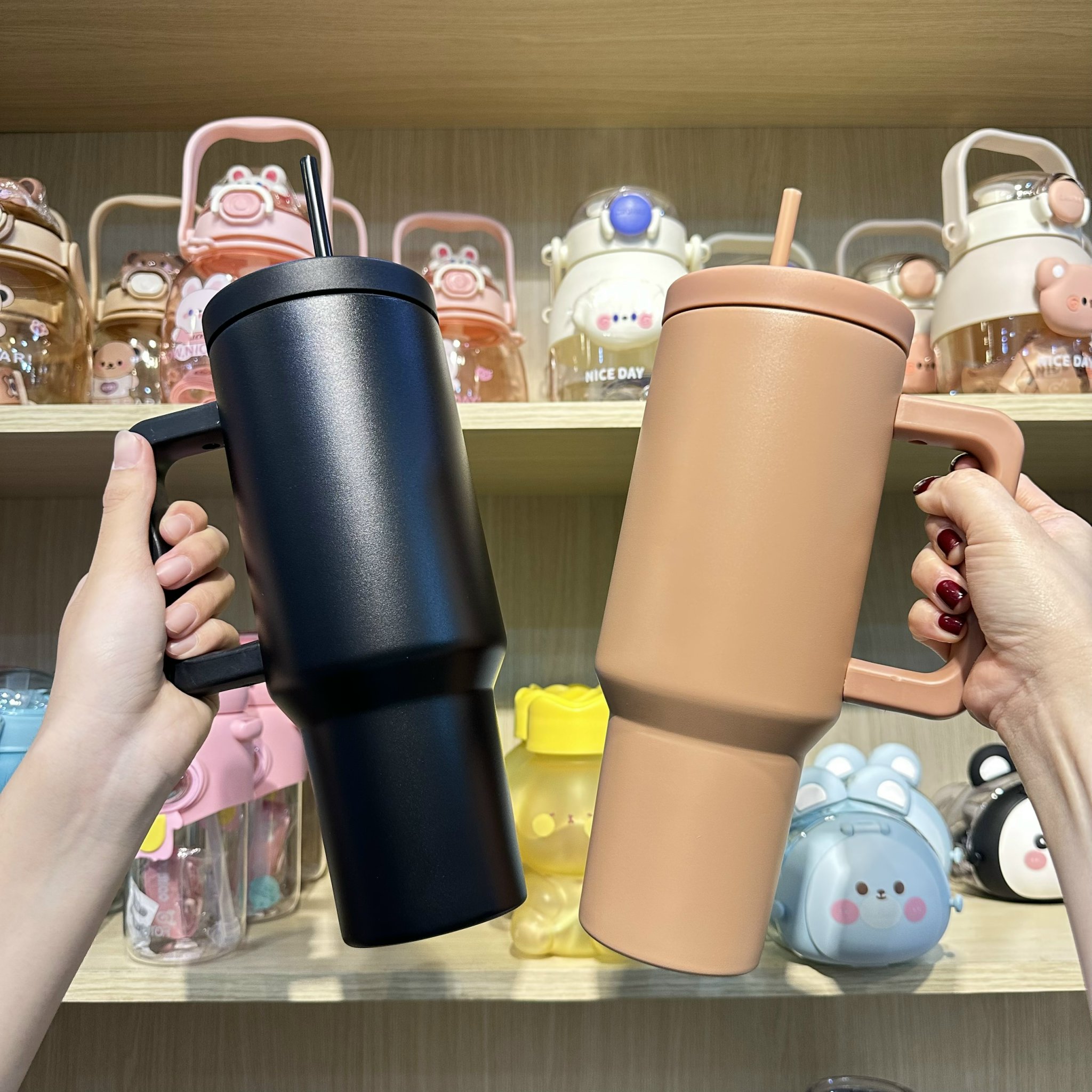 LY GIỮ NHIỆT CÓ QUAI CẦM MÀU PASTEL 1L2 40OZ TẶNG KÈM ỐNG HÚT B519 – Thế Giới Bình Nước