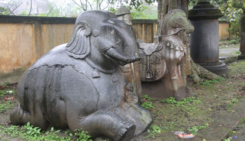 Ngôi đền cổ với quần thể tượng voi đá-ngựa đá