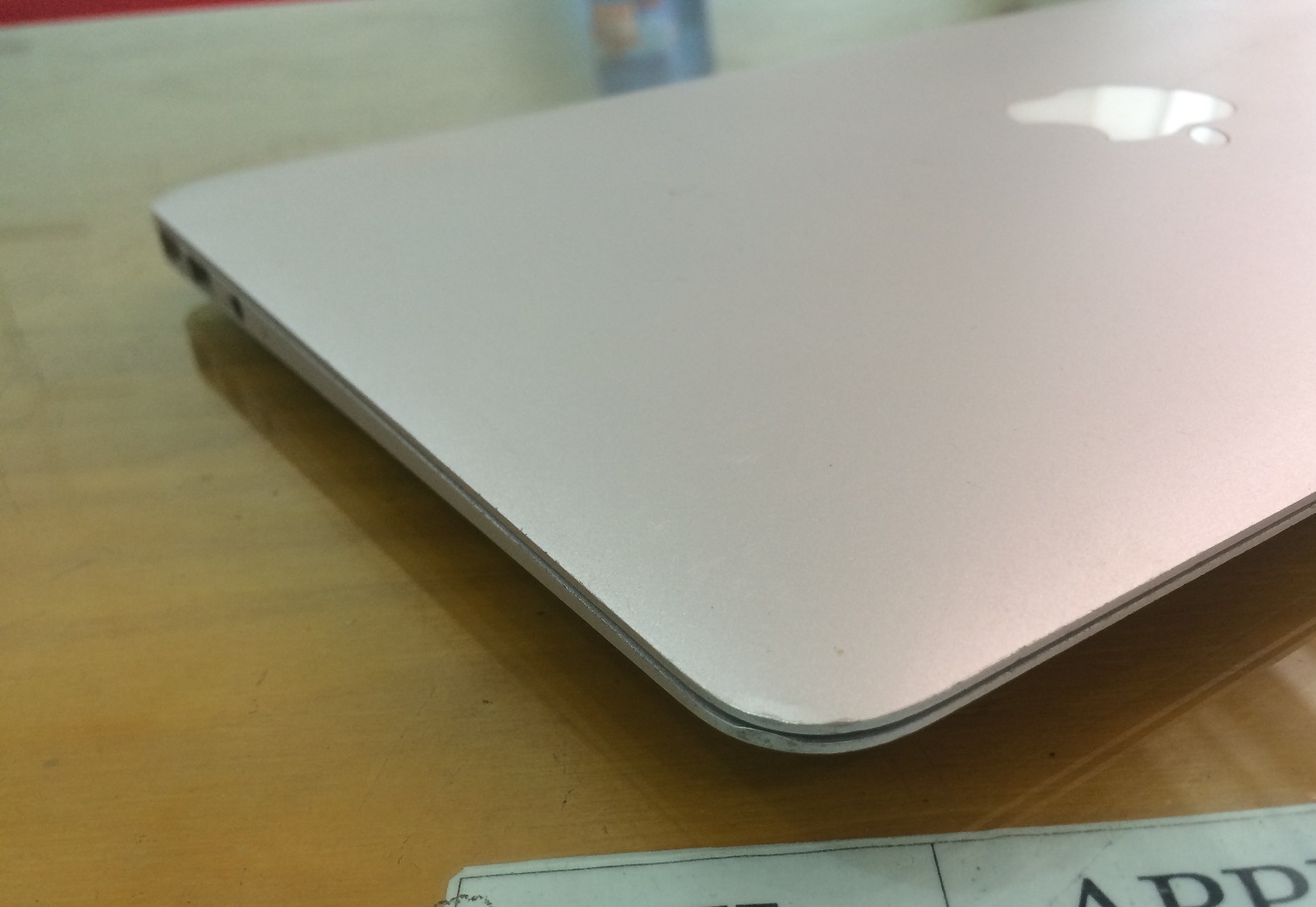 HÌNH ẢNH MACBOOK AIR BỊ CẤN NHẸ Ở GÓC