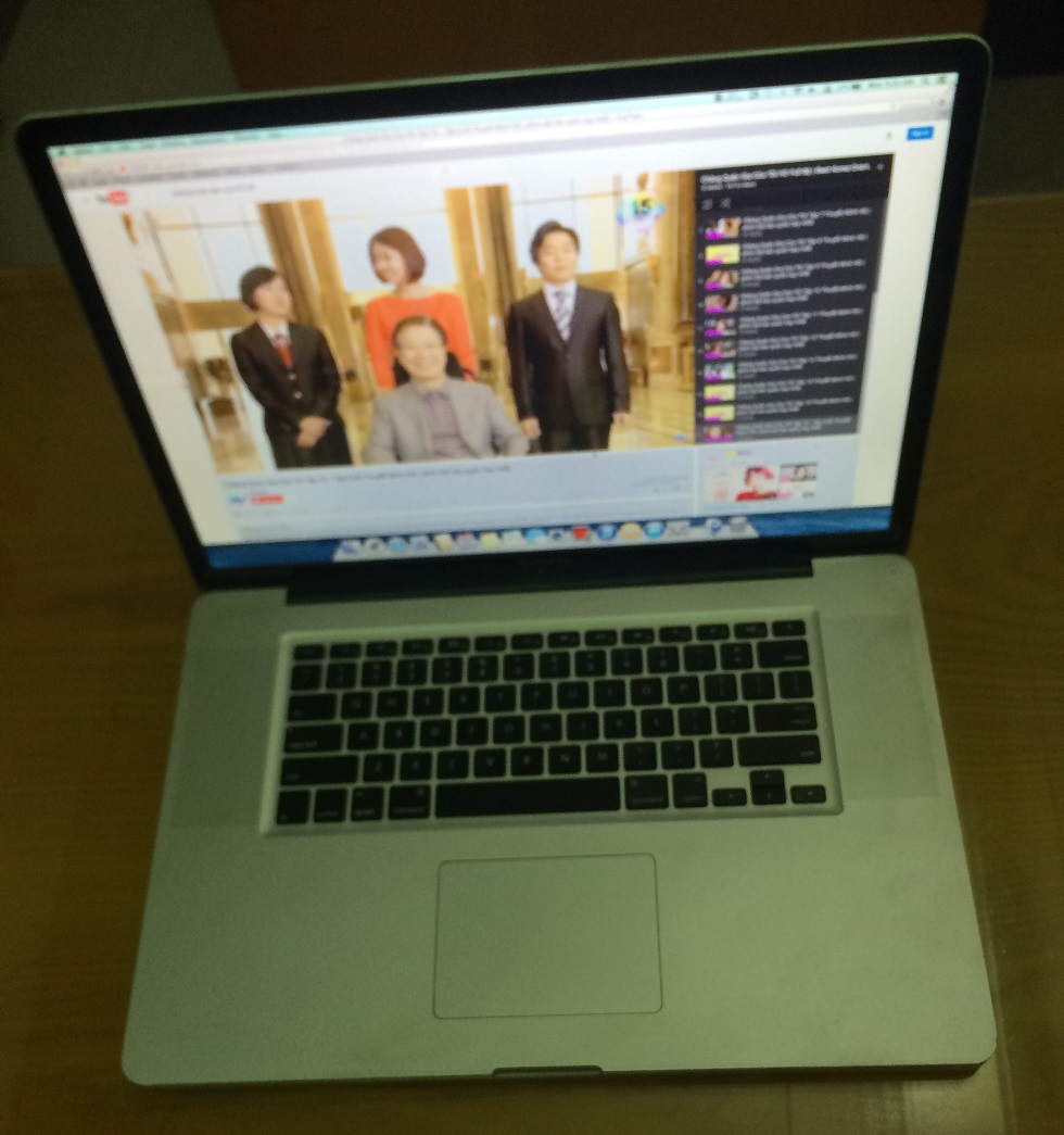 MACBOOK MC725 17 INCH