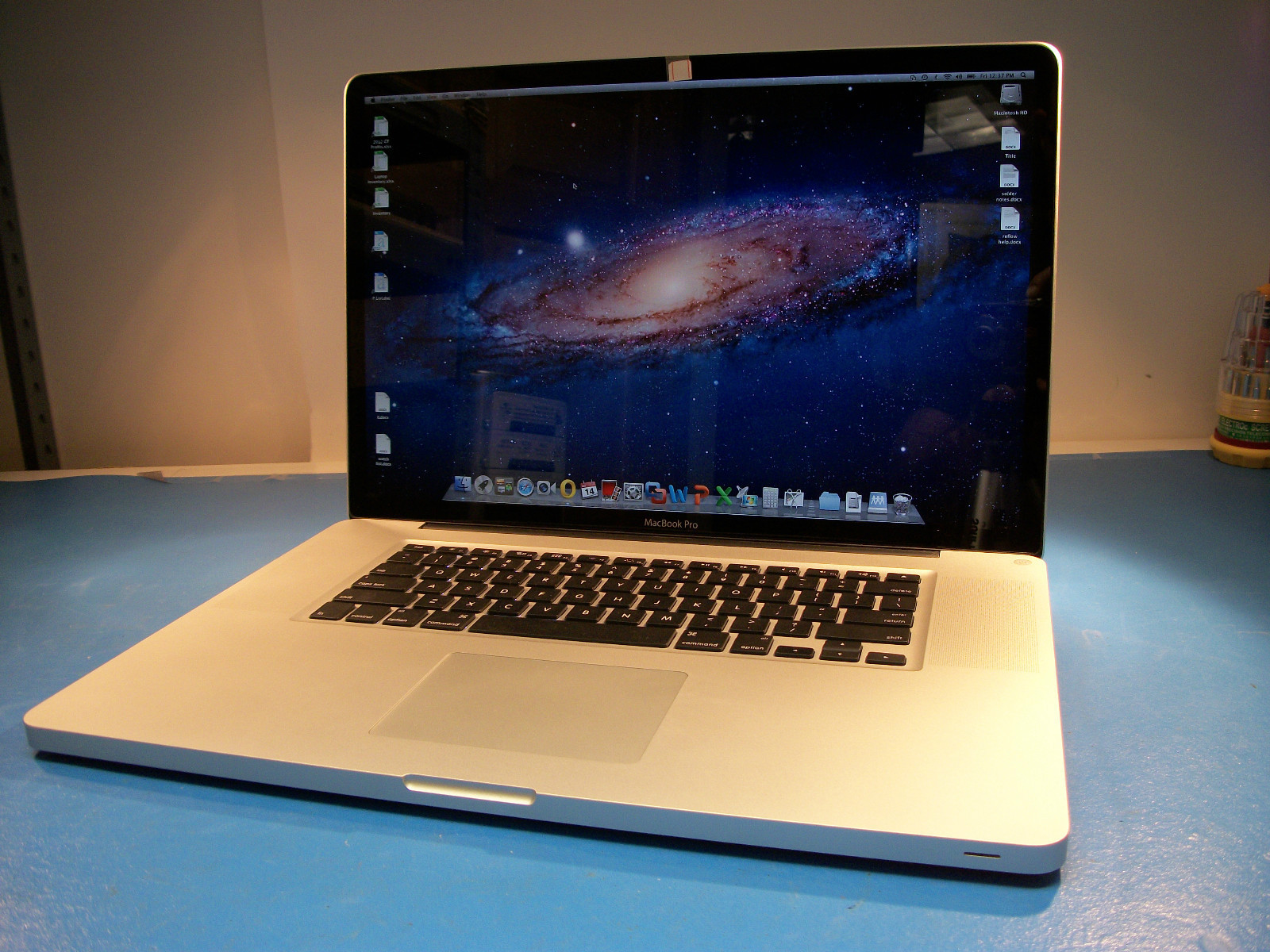 MacBook Pro A1297 17 INCH Mid-2010 Core i7-620M 2.66 GHz / RAM 8GB / HDD 500GB MỚI 99%