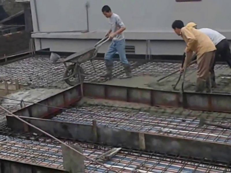 Tiến hành thi công làm bê tông mẫu nhà 1 tầng mái đổ trần đẹp, hiện đại