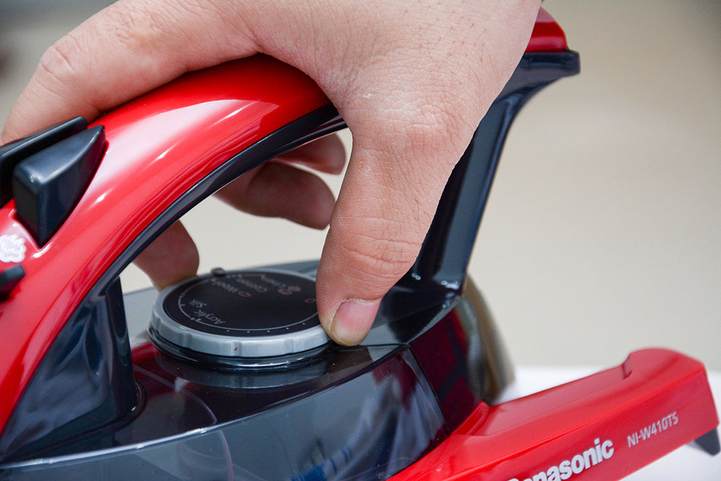 BÀN ỦI PANASONIC NI-W410TS