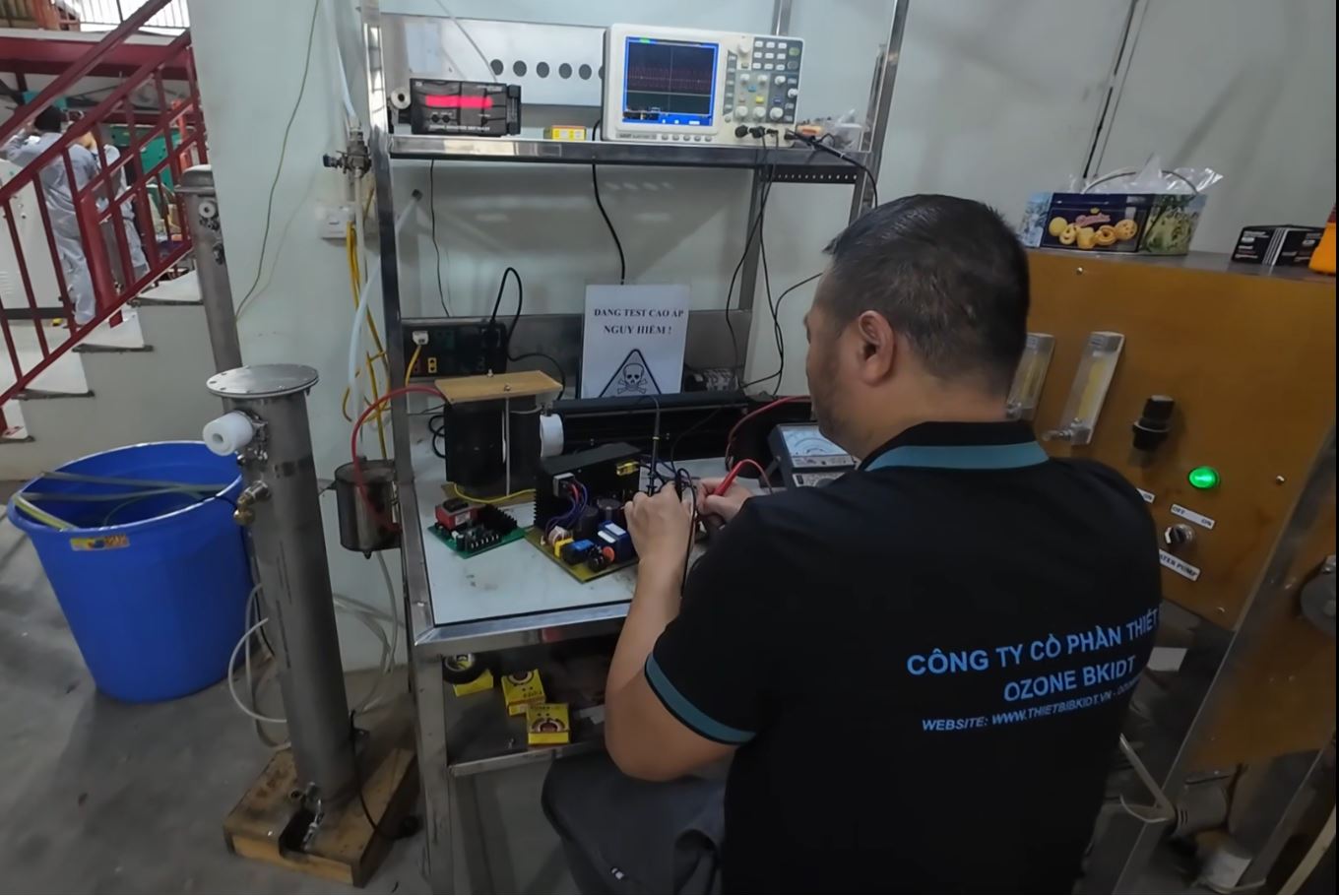 kỹ sư Bkidt kiểm tra buồng ozone bằng thiết bị đo tại xưởng hiện đại