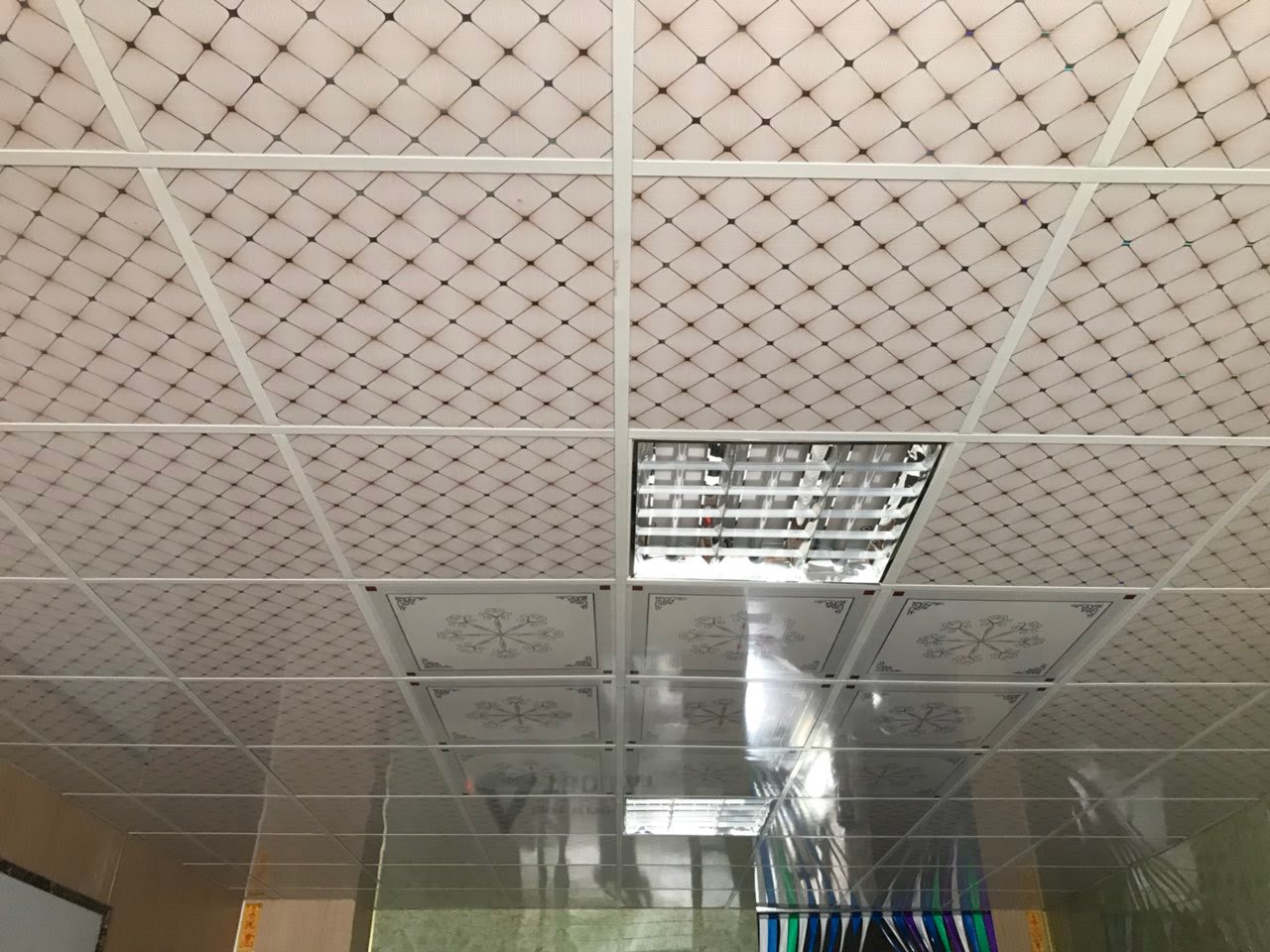 Ưu nhược điểm của 1 số loại trần la phông hiện nay 4 Trần la phông nhựa PVC