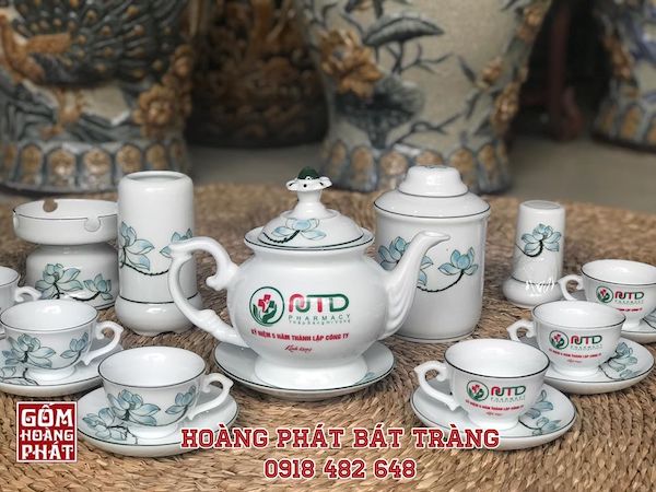 in logo lên ấm chén Bát Tràng