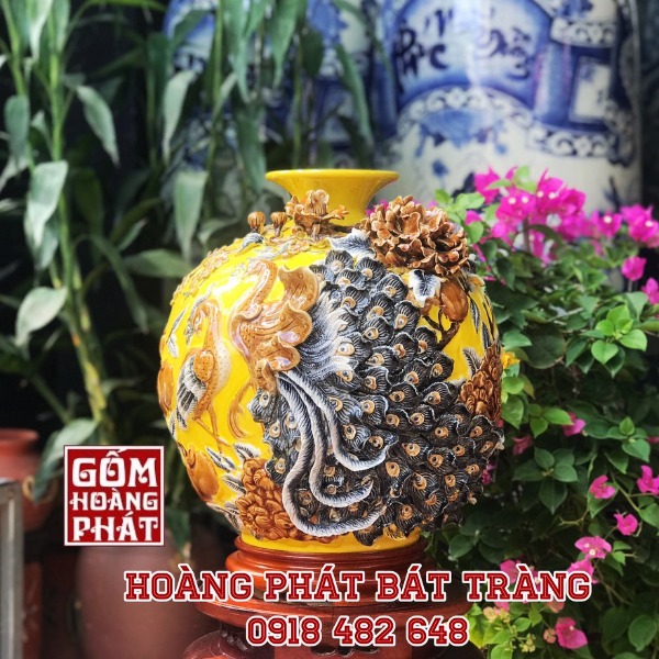 Bình hút tài lộc công đào phú quý đắp nổi men vàng hoàng gia Bát Tràng cao H38cm