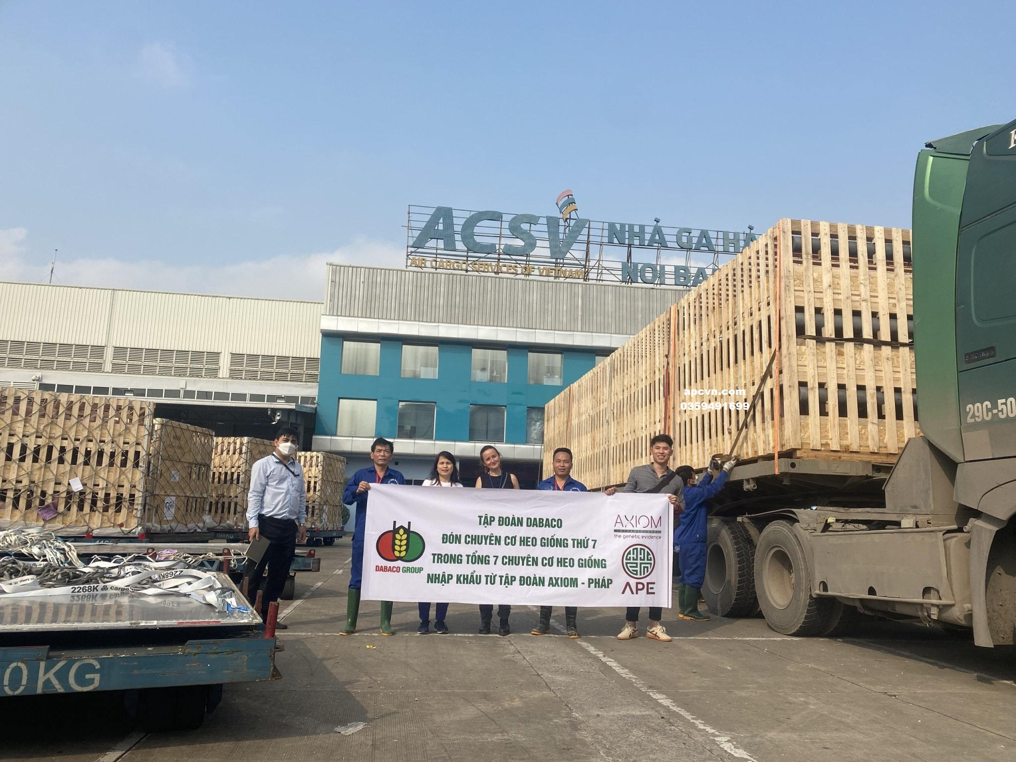 CHUYÊN CƠ HEO GIỐNG THỨ 7 NHẬP KHẨU TỪ TẬP ĐOÀN AXIOM - PHÁP VỀ VIỆT NAM CHUYÊN CƠ HEO GIỐNG THỨ 7 NHẬP KHẨU TỪ TẬP ĐOÀN AXIOM - PHÁP VỀ VIỆT NAM