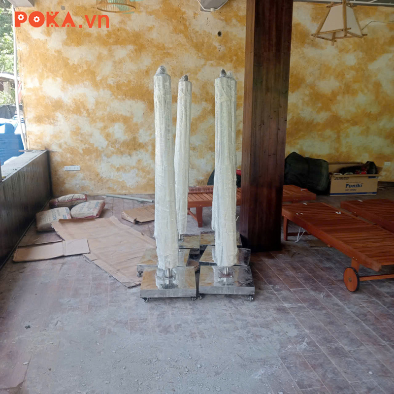 Hình 2: ô dù chính tâm gỗ cũng được lắp cùng giường tắm nắng đồng bộ concept gỗ