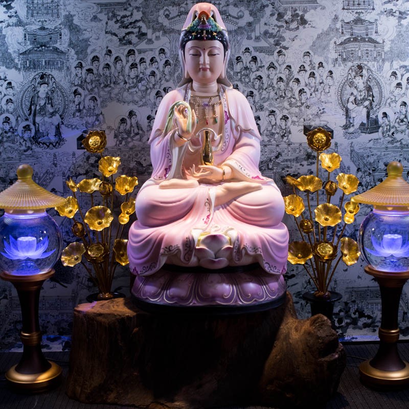 Quan Thế Âm Bồ Tát luôn là một trong những hình ảnh được giới tín đồ Phật giáo ưa thích. Năm 2023 này, Quan Thế Âm Bồ Tát không chỉ là hiện tượng tôn giáo, mà còn là biểu tượng tình người. Xem những hình ảnh đầy sức mạnh và nhân ái này để cảm nhận sự giúp đỡ và thương yêu của Quan Thế Âm Bồ Tát đối với nhân loại.