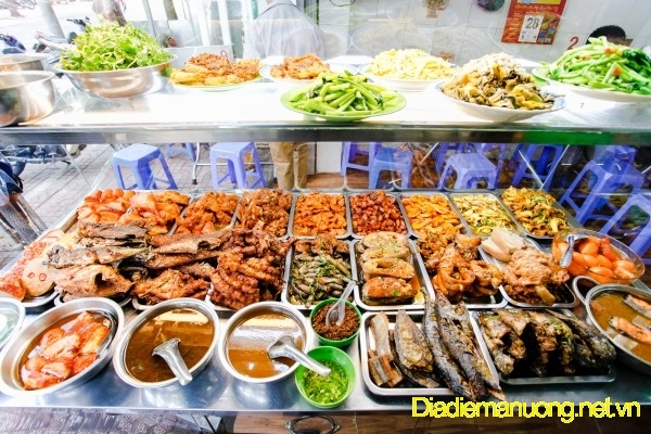 Quán cơm bình dân gần cảng Vân Đồn
