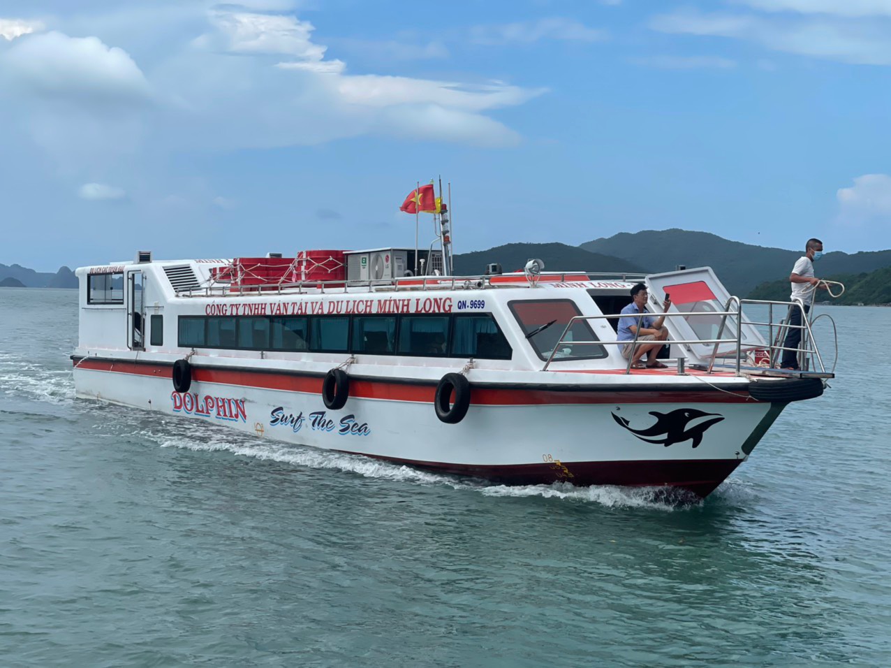 Tàu cao tốc từ cảng Ao Tiên Vân Đồn ra khu khách sạn Angsana Quan Lạn